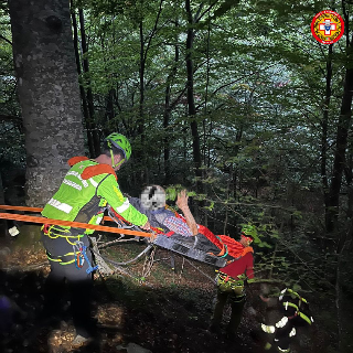 Acquasanta Terme - Fungaiolo scivola in un dirupo: soccorso dal Cnsas